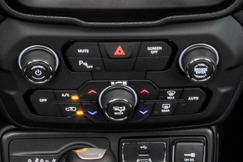 Desligar o motor dos carros faz com que não entre água no motor