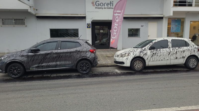 dois carros que foram manchados de piche pelo caminhão da Prefeitura de Itajaí