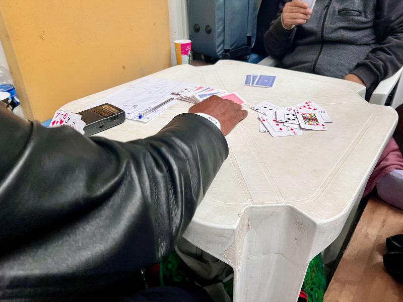 Dupla jogando carta em uma mesa de plástico