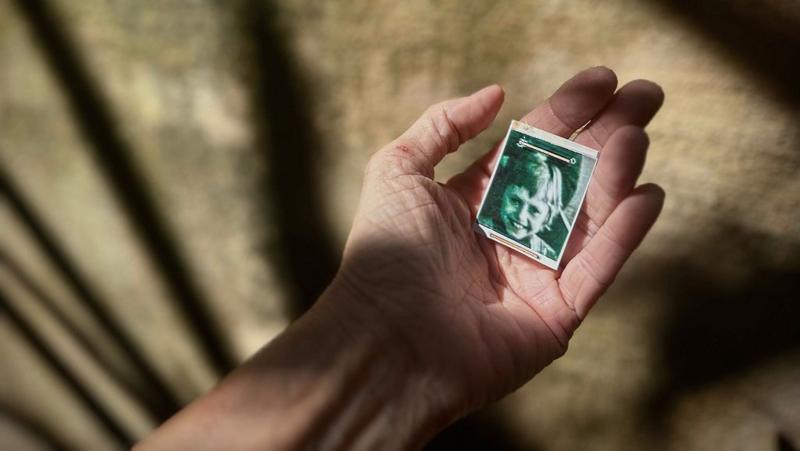 Foto de Evy que estava grampeada em sua pasta da “cl&iacute;nica psiqui&aacute;trica”, a Casa Amarela – Foto: Reprodu&ccedil;&atilde;o/Evy Mages/ND