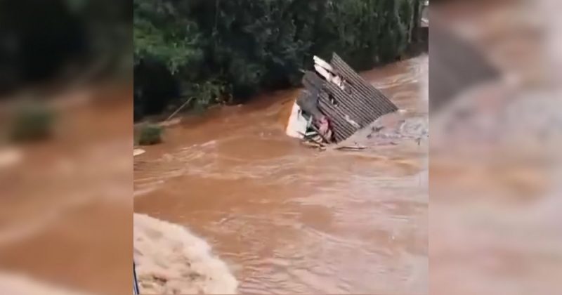 Casa cedeu à força da água