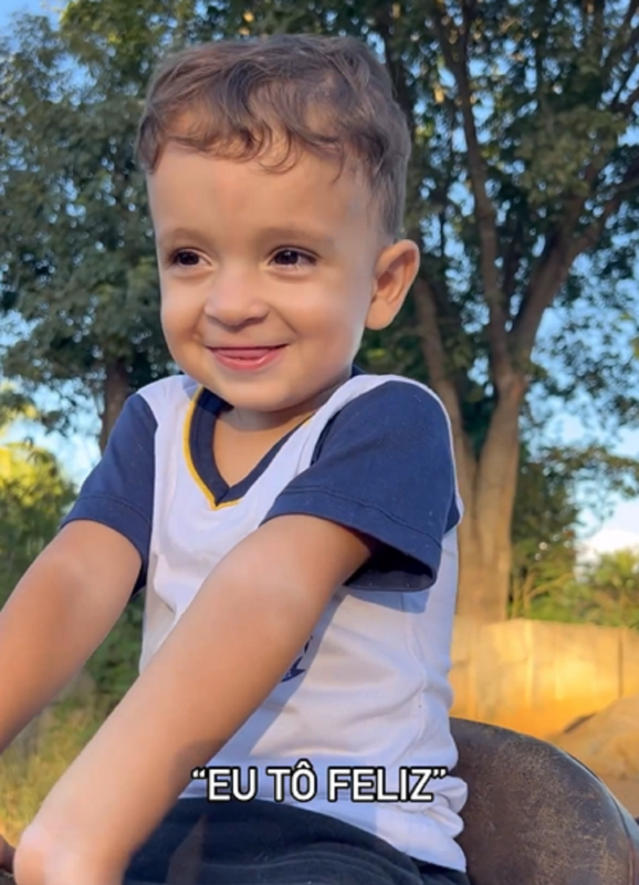 Lucca, um menino sorridente fica feliz ao ser buscado da creche por cavalo - Foto: Ana Laura Triunpho/Reprodução/ND