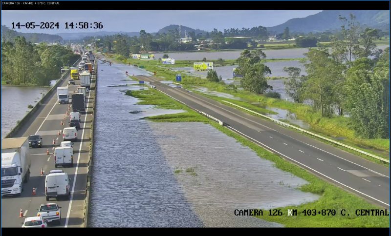 Km 403 segue bloqueado no Sul de SC – Foto: CCR ViaCosteira/Divulga&ccedil;&atilde;o/ND
