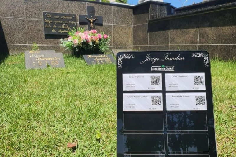 qr code em túmulo de cemitério de caçador