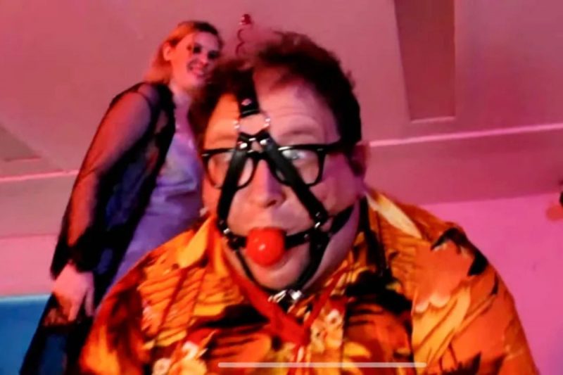 Cena expl&iacute;cita mostra professor em atos de sadomasoquismo – Foto: Reprodu&ccedil;&atilde;o/The Sun