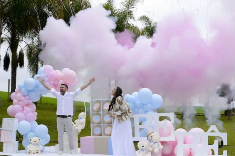 Casal faz chá de revelação do sexo do bebê