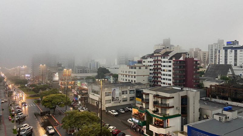 Previsão apontava para a possibilidade de raios, rajadas de vento e granizo.