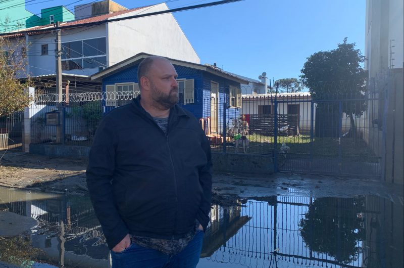 Charles se emociona ao ver o estado que ficou seu bairro – Foto: Vivian Leal