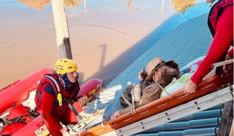 Bombeiro de SC detalha resgate de idosa em Canoas, no RS