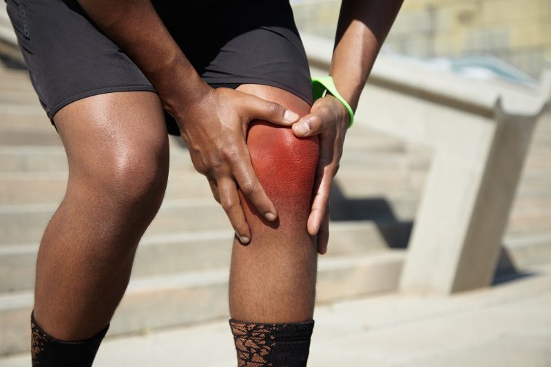 Dor no joelho, causada por osteoartrite é comum depois dos quarenta anos