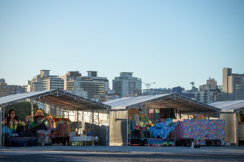 foto mostra dois barracões com alegorias na cidade do samba, em Florianópolis, alvo de investigação da Operação Presságio