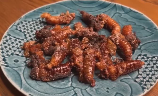 Cigarras fritas em um prato azul