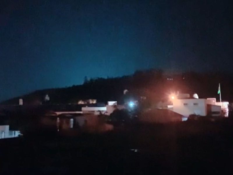 Um clarão no céu foi registrado por um morador de Brusque, cerca de 35km de distância da cidade de Itajaí, onde um curto-circuito ocorre na subestação da Celesc. 