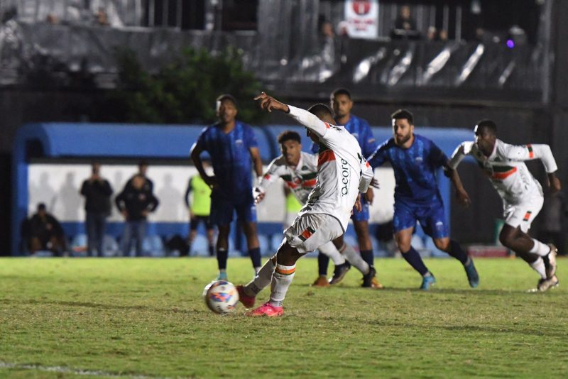 Classificação tem quatro times com três pontos na tabela