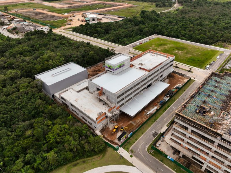 Colégio Bom Jesus, visto de cima, no processo final de obras no condomínio Vivapark Porto Belo