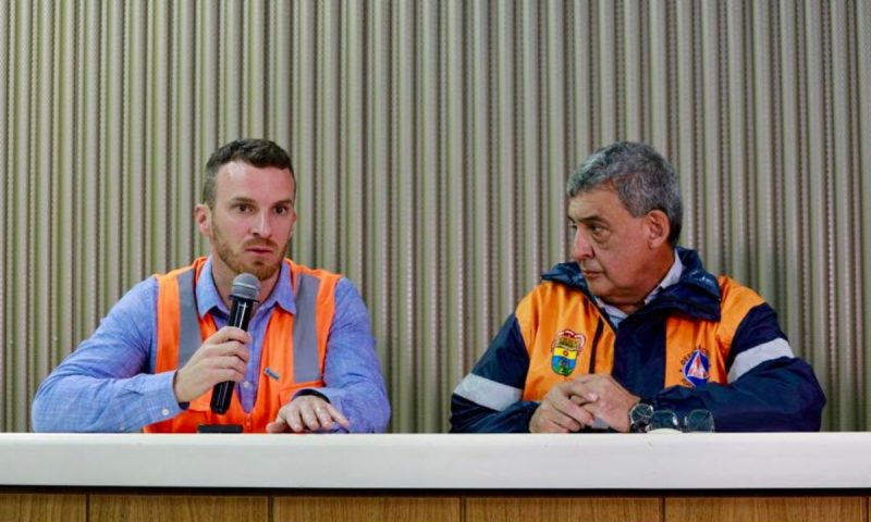 Prefeito (&agrave; direita) e diretor do Departamento Municipal de &Aacute;gua e Esgoto (&agrave; esquerda) concederam entrevista coletiva nesta quinta (23) – Foto: Tanira Lebedeff