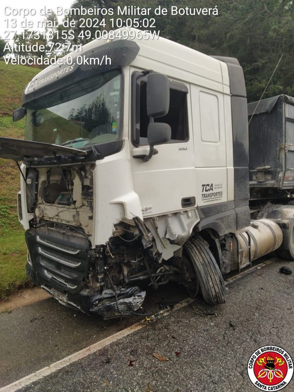 Condutor do carro, um homem de 50 anos, n&atilde;o se feriu – Foto: CBMSC/Reprodu&ccedil;&atilde;o ND