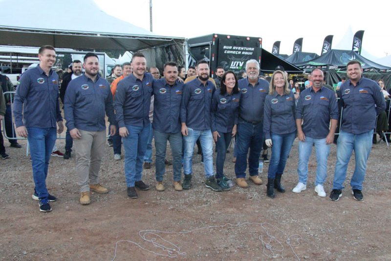 Imagem mostra comissão organizadora da 30ª Fenajeep