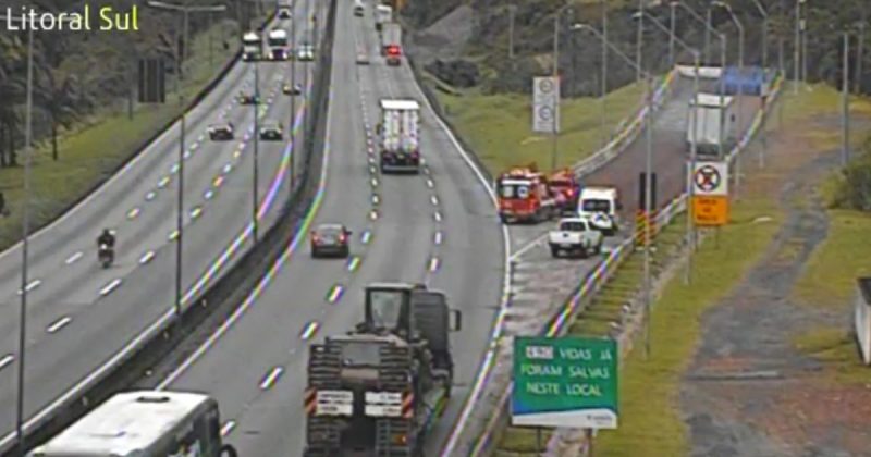 Imagem da Litoral Sul mostra caminhão com doações para RS entrando em alta velocidade na área de escape da BR-376
