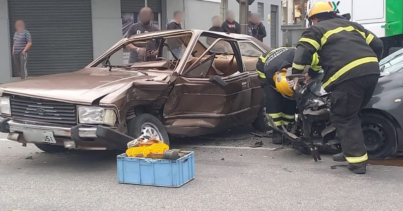 Ford Del Rey de 1981 fica 'desfigurado' após acidente em Joinville 