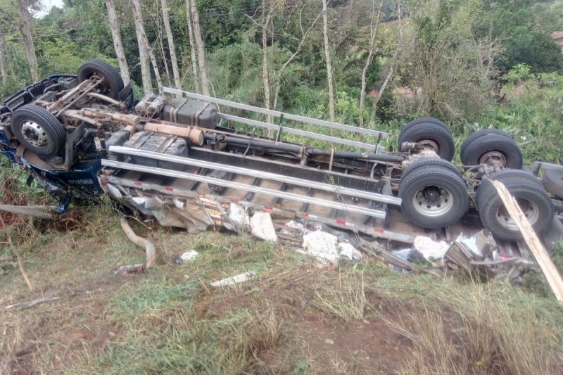 Caminh&atilde;o carregado com doa&ccedil;&otilde;es que seriam destinadas ao RS tomba. – Foto: Corpo de Bombeiros/Divulga&ccedil;&atilde;o/ND