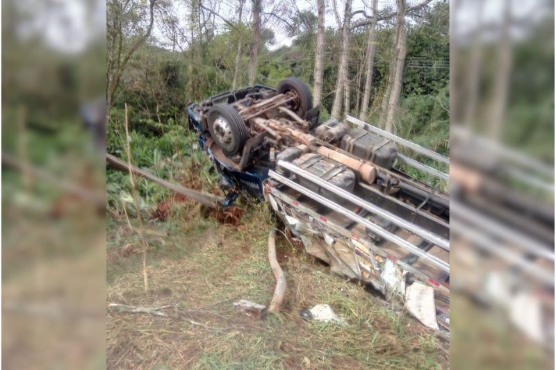 caminhão carregado com doações