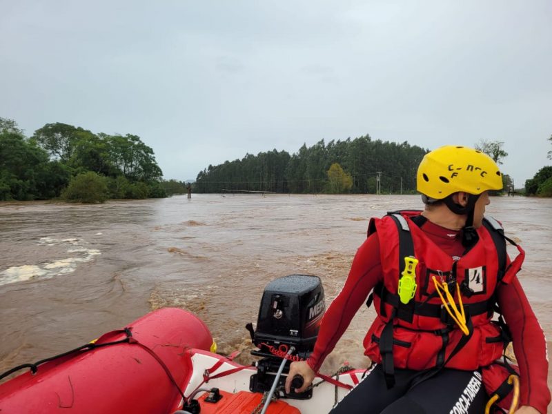 As equipes do Corpo de Bombeiros Militar de Santa Catarina (CBMSC) seguem atuando no Rio Grande do Sul &#8211; Foto: Corpo de Bombeiros Militar de SC