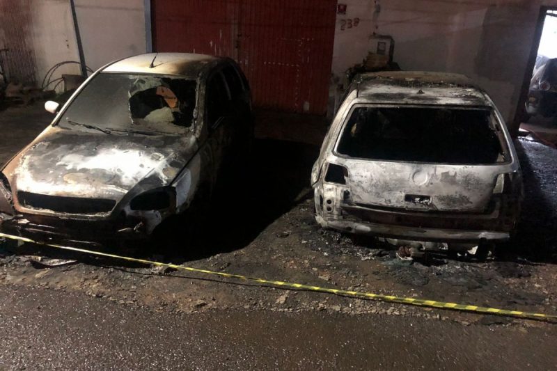 carros destruídos em incêndio