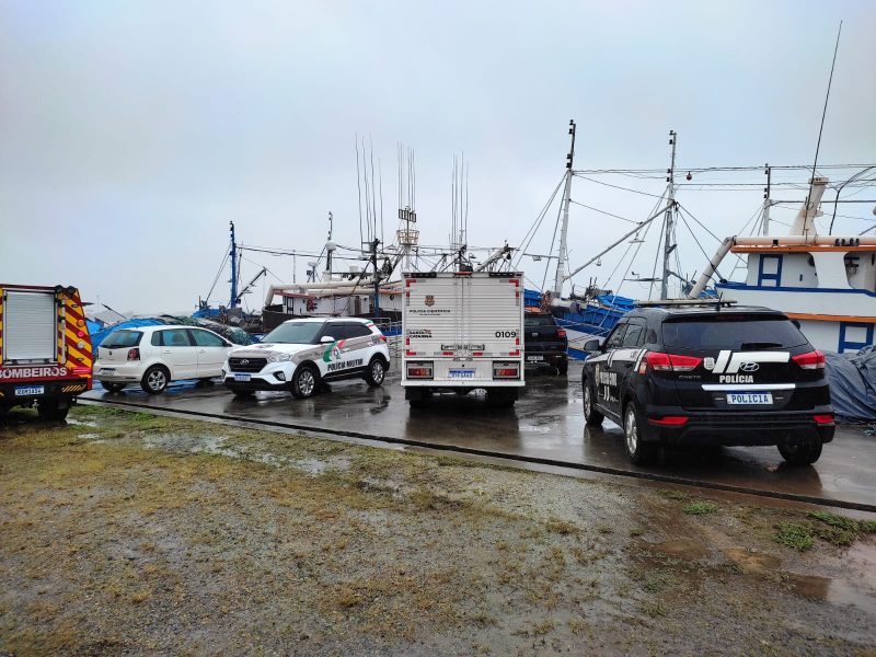 Corpo foi encontrado entre duas embarca&ccedil;&otilde;es – Foto: Divulga&ccedil;&atilde;o/Corpo de Bombeiros