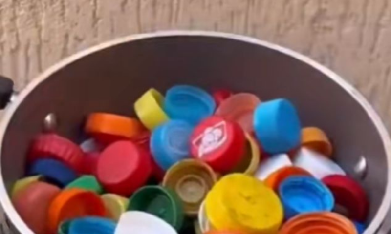 tampinhas em uma panela