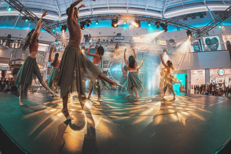 equipe de dança se apresentando no festival