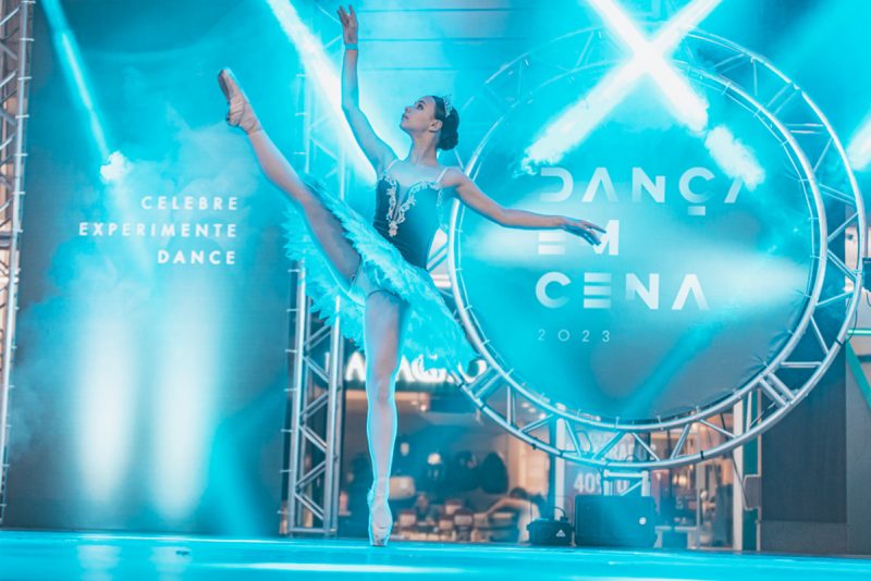 dançarina se apresentando no festival