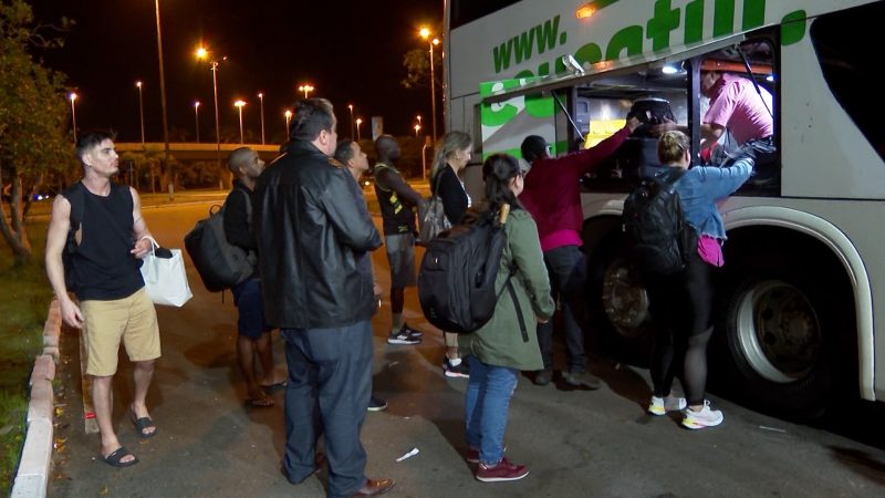Foto mostra pessoas chegando de ônibus em Florianópolis fugindo da enchente no RS