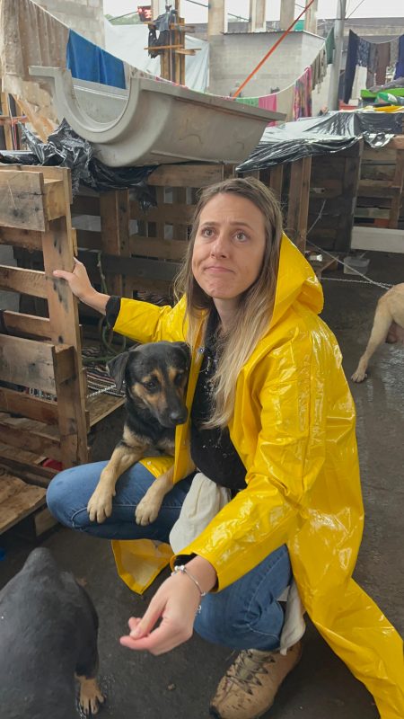 O cachorro abra&ccedil;ou a perna da volunt&aacute;ria e emocionou. – Foto: De Chapec&oacute;/Reprodu&ccedil;&atilde;o/ND