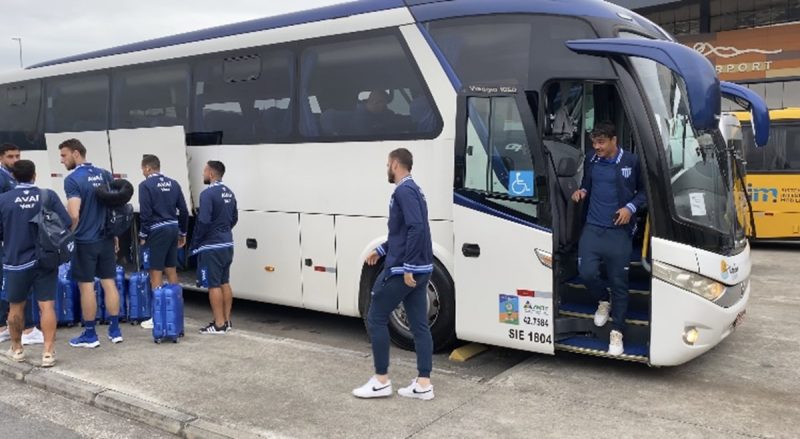 Delega&ccedil;&atilde;o do Ava&iacute; durante desembarque na manh&atilde; desta quinta-feira (16) – Foto: JP Bianchi/ND
