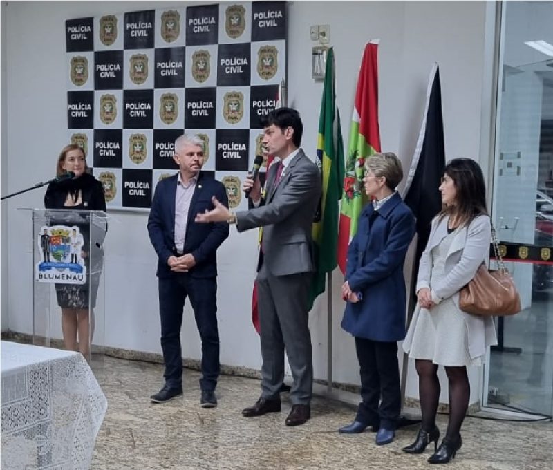 A 1ª Delegacia de Polícia foi realocada junto à 3ª Delegacia Regional de Polícia Blumenau, no bairro Velha 