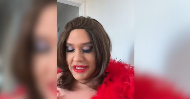 Ex-deputado norte-americano aparece com sua personagem drag queen após 18 anos