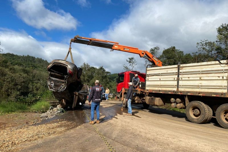Carro em que estavam os quatro desaparecidos foi retirado da &aacute;gua. – Foto: Lara Santos/NDTV Chapec&oacute;/ND