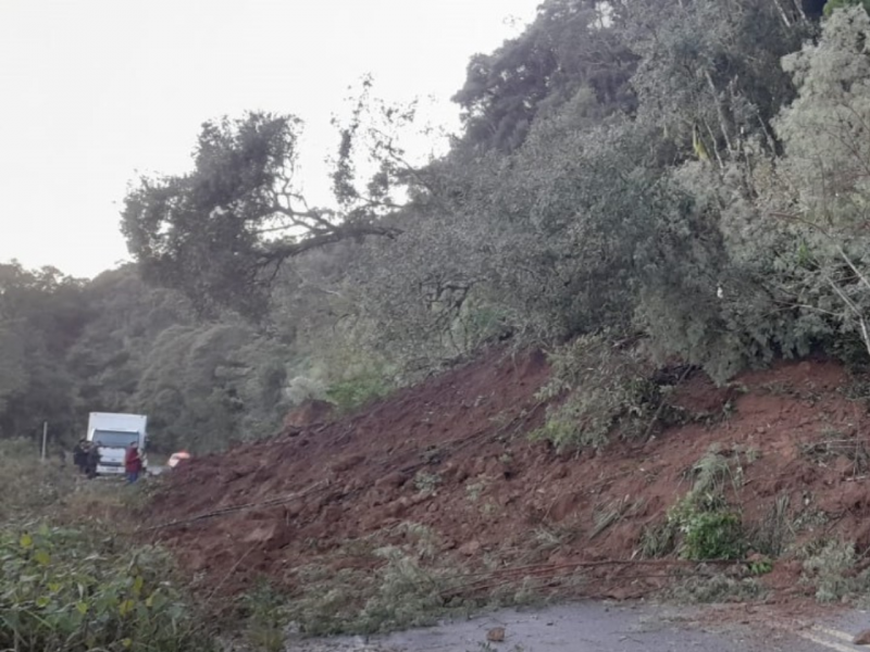 Deslizamento bloqueia trecho da SC-116 em Bom Retiro 