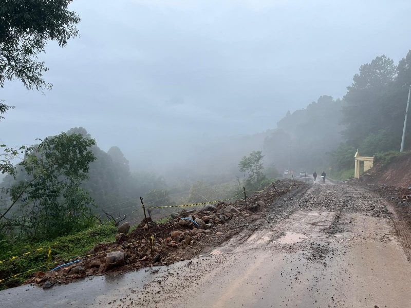 Rodovia que liga Santa Tereza a Bento Gonçalves, na serra gaúcha, ficou interditada por conta de deslizamentos causados pelas chuvas
