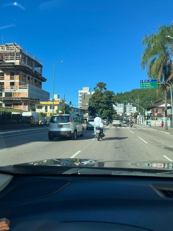 Imagem do trânsito de Balneário Camboriú; radares vão alcançar até 17 metros