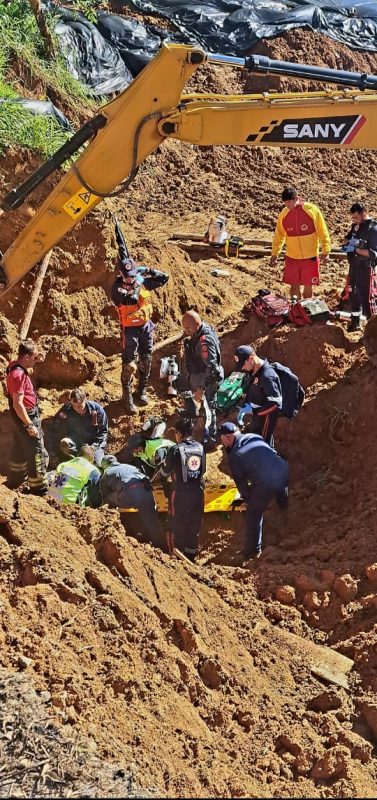 Imagem mostra equipes dos bombeiros atuando no resgate de trabalhador soterrado