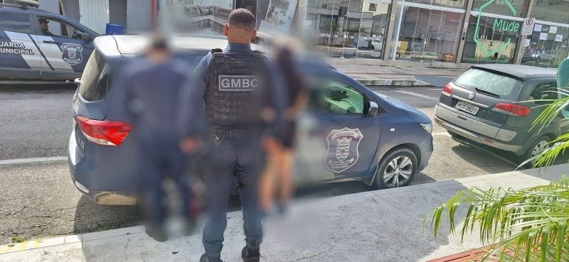 Imagem mostra casal abordado pela Guarda Municipal de Balneário Camboriú