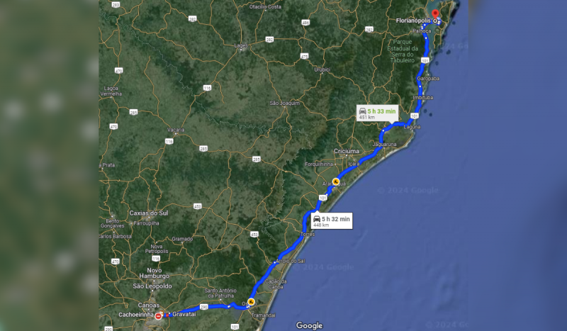 Mapa mostrando percurso de viagem de Cachoeirinha a Florianópolis. Cidades no mapa se mostram na cor verde, estradas em linhas amarelas e a água na cor azul