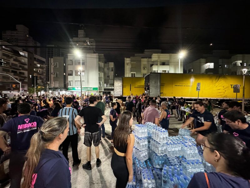 In&uacute;meras pessoas colaboraram para a campanha de arrecada&ccedil;&atilde;o em Balne&aacute;rio Cambori&uacute; – Foto: PMBC