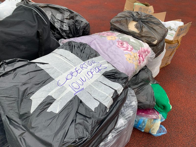 Foto de sacolas de doação de roupas