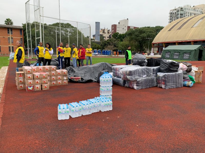 Na imagem, voluntários fazem triagem de doação 