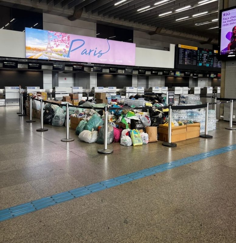 Doa&ccedil;&otilde;es para as v&iacute;timas das enchentes est&atilde;o sendo arrecadadas nas partes do aeroporto que n&atilde;o foram atingidas pelas enchentes – Foto: Georgia Ubatuba/Reprodu&ccedil;&atilde;o
