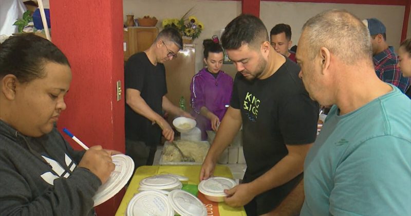 Moradores de Joinville v&atilde;o ao RS preparar marmita &agrave;s fam&iacute;lias desabrigadas – Foto: Gladionor Ramos/NDTV