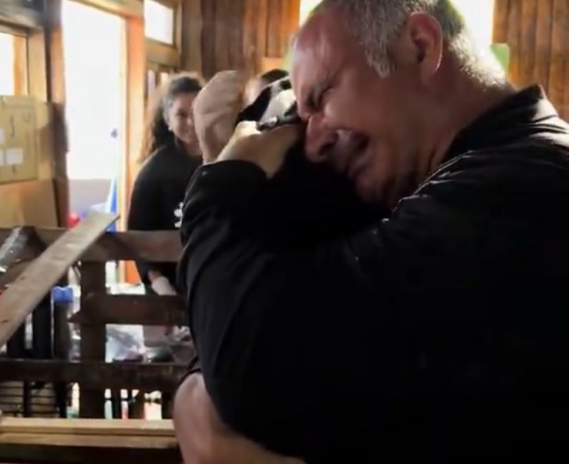 Reencontro foi marcado por l&aacute;grimas de alegria e lambeijos – Foto: Eduarda Peixoto/Reprodu&ccedil;&atilde;o/ND